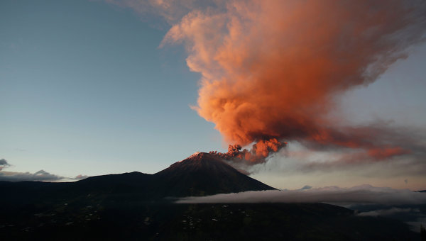 На фото извержение вулкана Котопахи в 2015 году